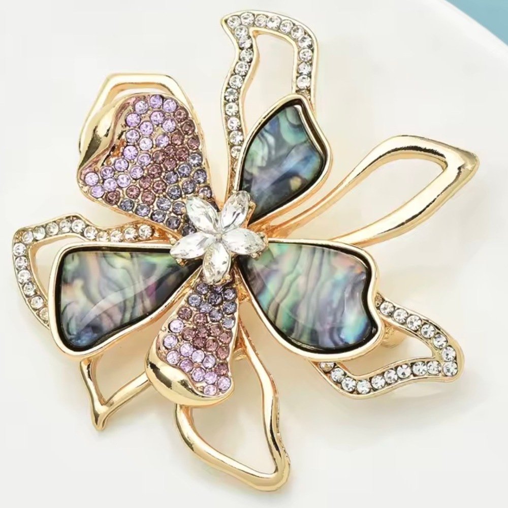 Flower petal brooch - Image 1